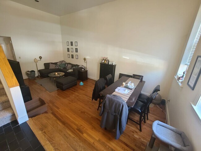 Primary Photo - Spacious 2BR/1.5BTH w/ HW Floors, New Kitc...