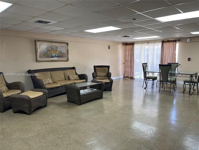 Building Photo - 4670 W 13th Ln