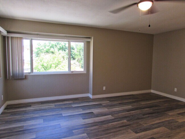 Building Photo - Gorgeous Private  Townhome on Cul-de-Sac--...