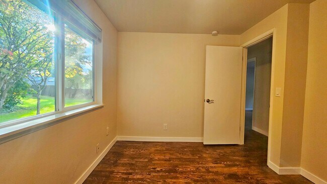 Building Photo - Beautifully Remodeled 3 Bed 2 Bath Rambler in Eastgate, Bellevue