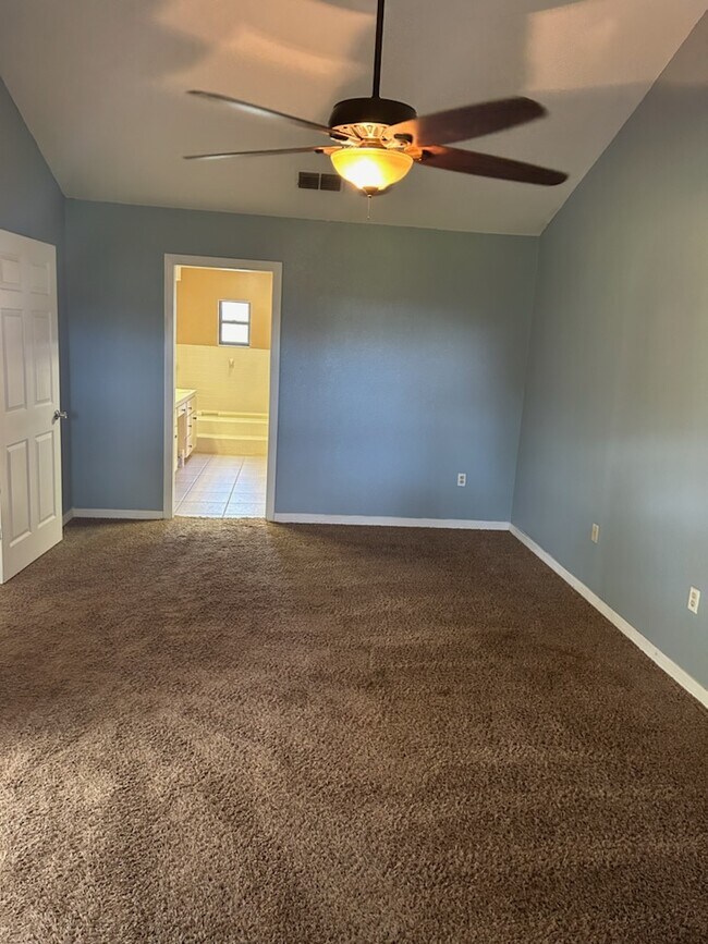 Building Photo - 2108 Jonathan Ln