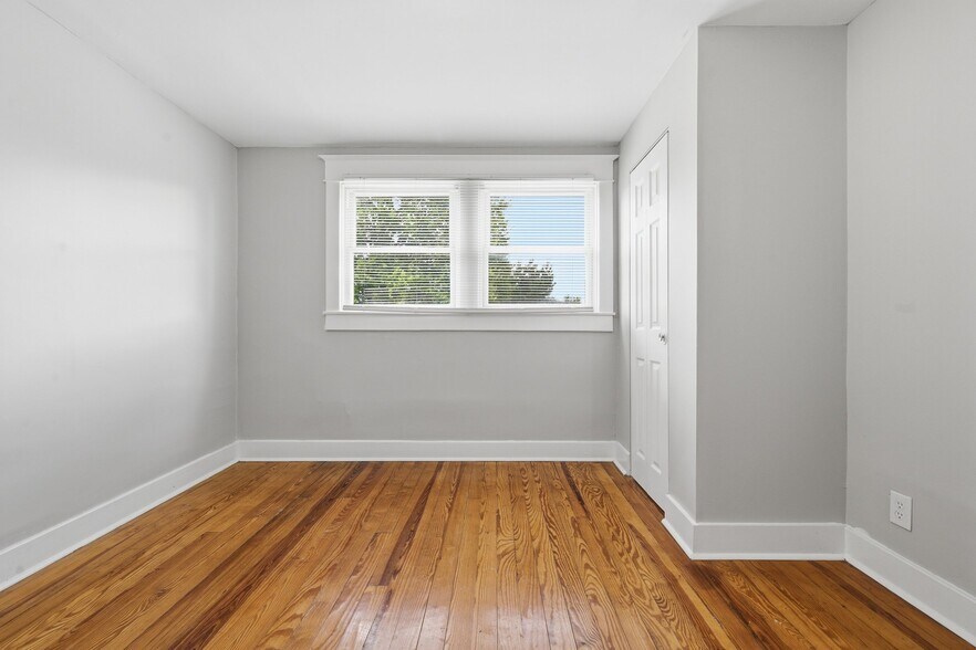 Building Photo - 3204 S Crums Ln