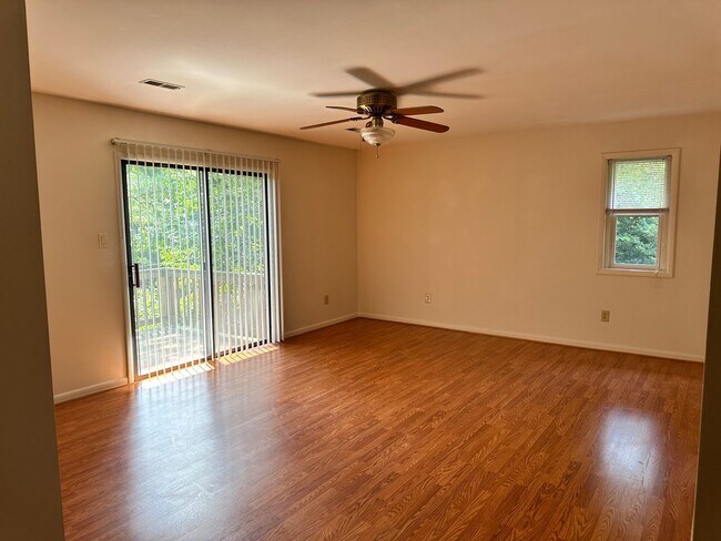 Building Photo - Charming 2 bedroom condo off of Jamestown Road! Available in August 2026!