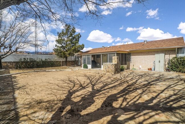 Building Photo - 5664 Longview Dr
