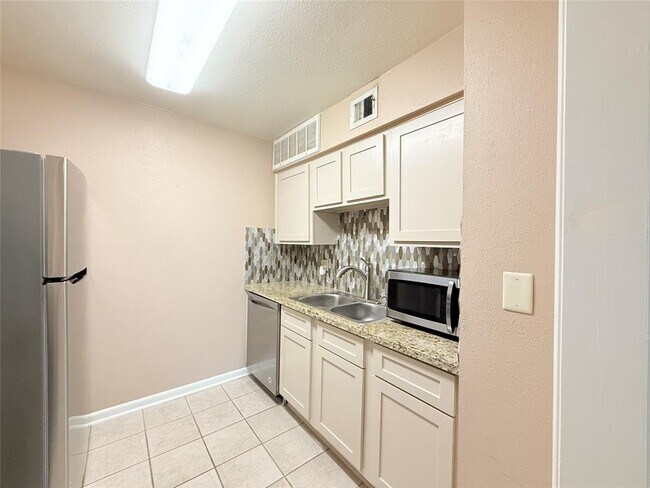 Building Photo - 845 Augusta Dr
