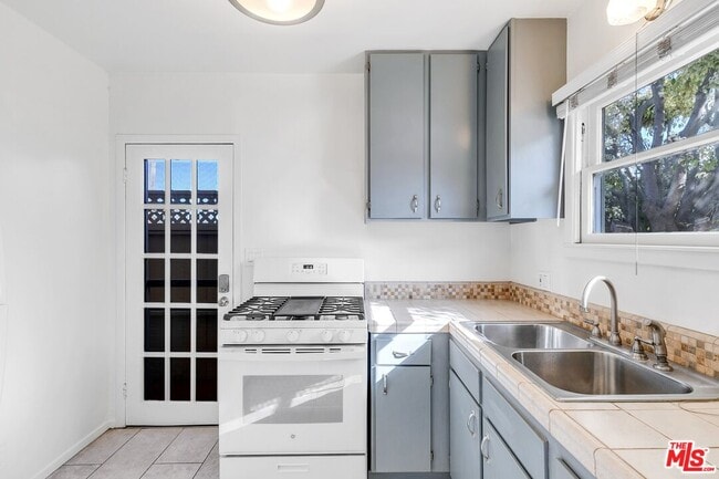 Building Photo - 608 7th Ave