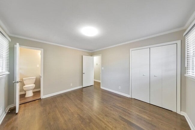Building Photo - 909 Rosedale Dr