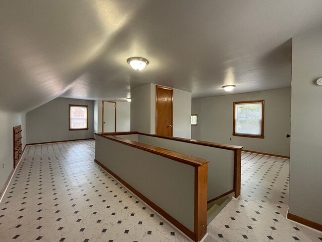 Building Photo - Spacious Single Family 3 Bedroom with Central Air - Will Not Last Long!