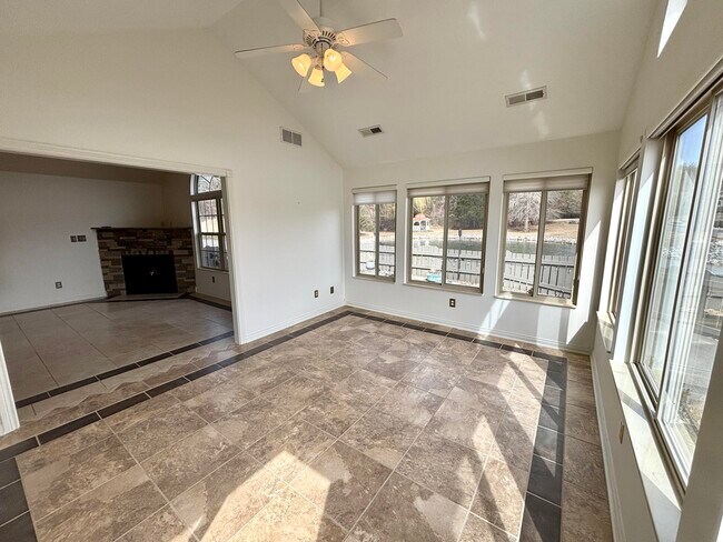 Building Photo - 433 Deer Lake Pl