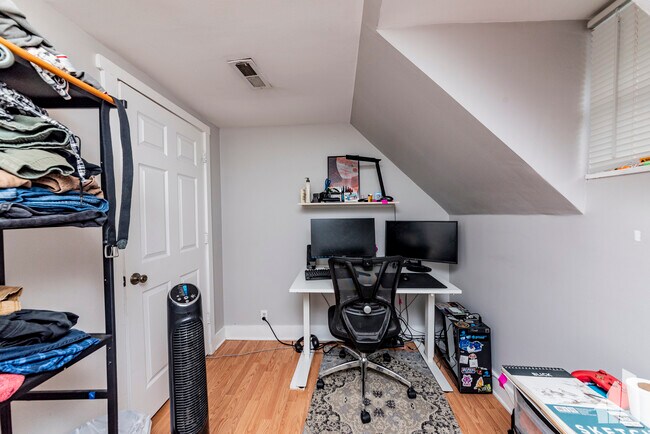 Building Photo - 1332 W Barry Ave