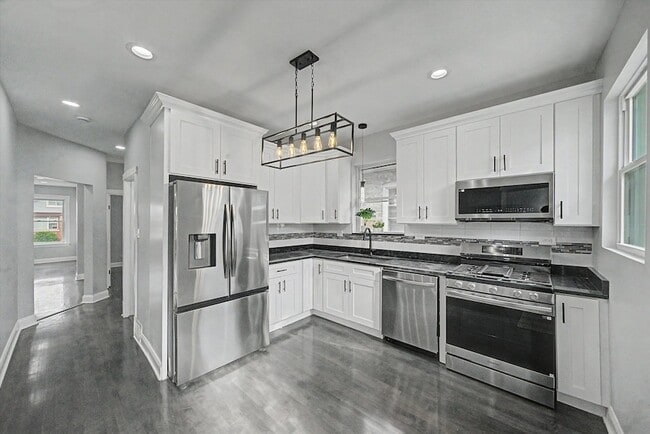 Building Photo - 1511 N Linder Ave