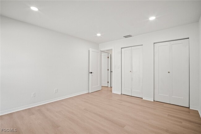 Building Photo - 4293 Island Cir