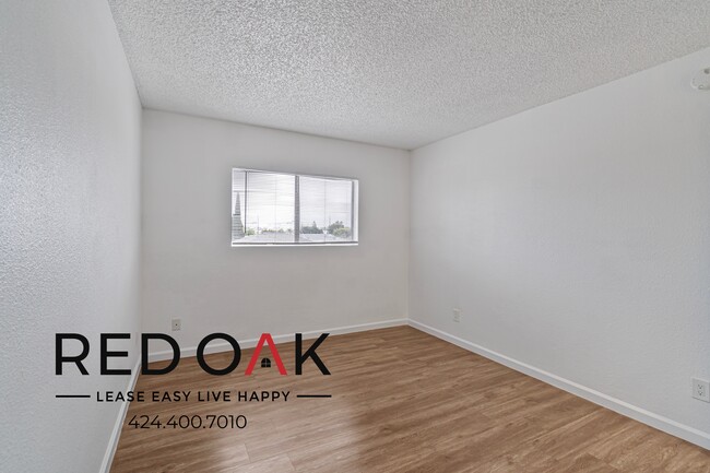 Building Photo - Lovely and Bright One Bedroom Featuring A ...