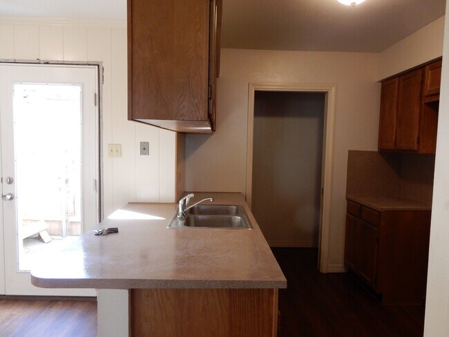 Building Photo - 2 Bedroom 1.5 bath Townhome $300 off 1st Month Special