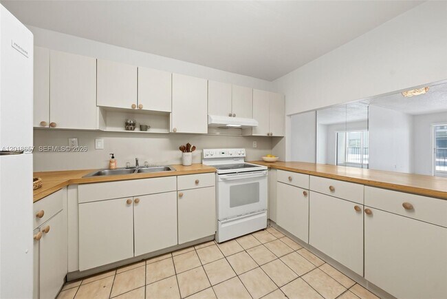 Building Photo - 305 W 68th St