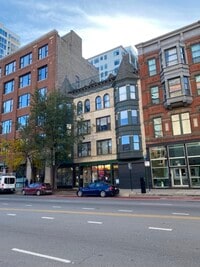 Building Photo - 353 W Chicago Ave
