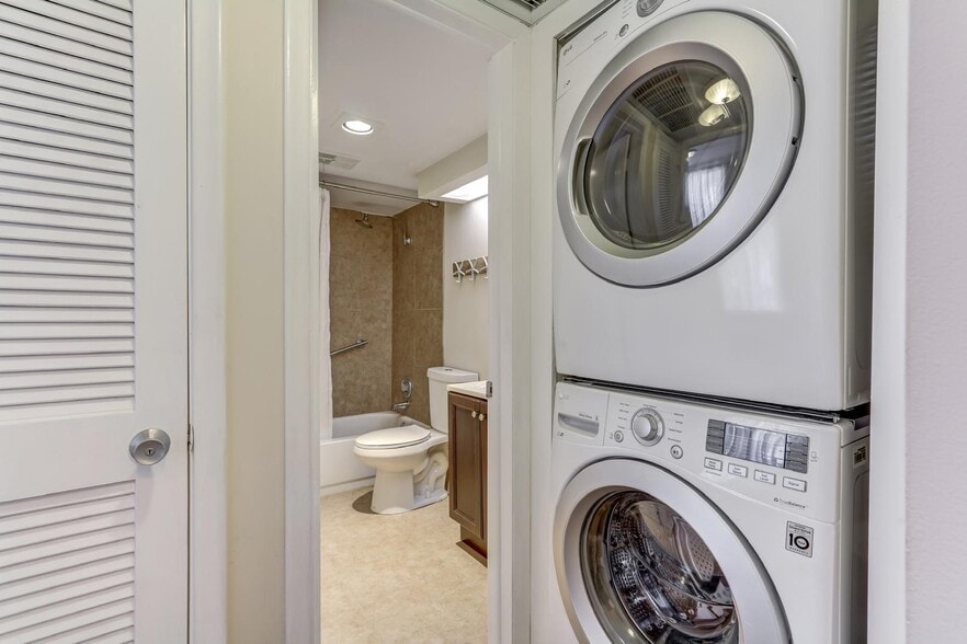 Building Photo - 1604 S Ocean Ln