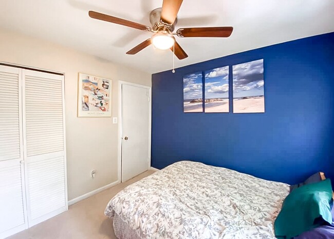 Building Photo - Beautiful 3 Bedroom 2.5 Bathroom Brick Fro...