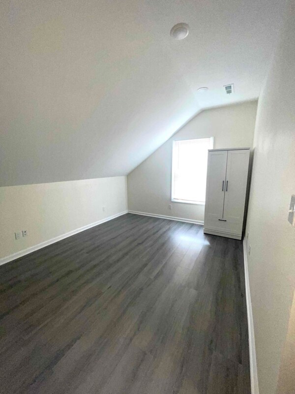 Building Photo - 404 E 18th St