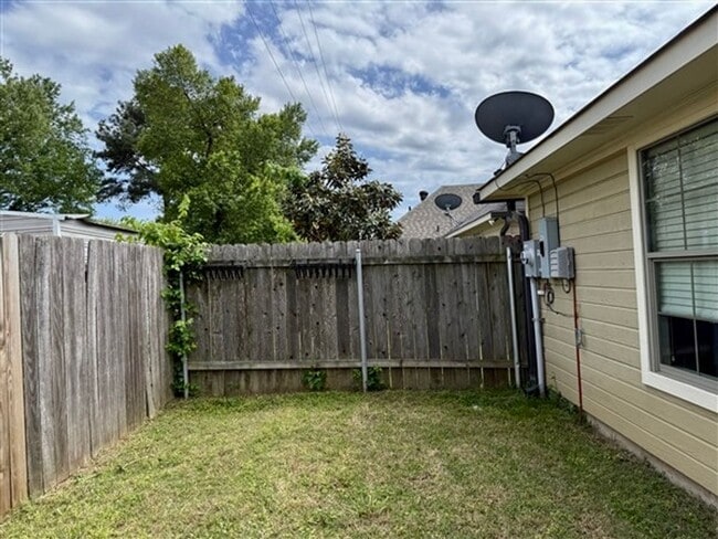 Building Photo - For Lease in Gated Cypress Place! Like-New...