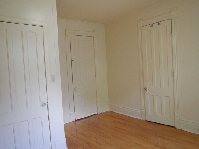 Building Photo - Newly Renovated 1st Floor Apartment with G...