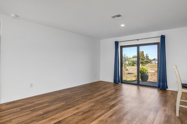 Building Photo - NOW AVAILABLE - 3/2 with 2 Car Garage in Mirror Lakes!