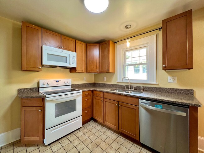 Building Photo - Charming West Asheville Home!