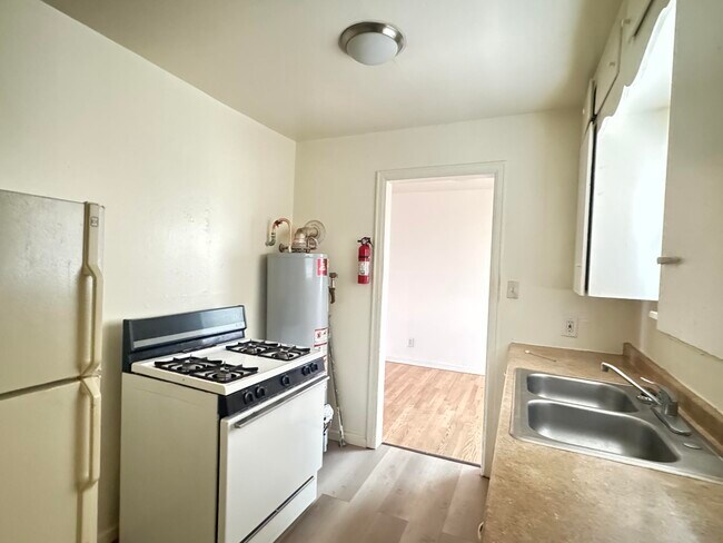 Building Photo - 1016 Wilmoore Dr SE