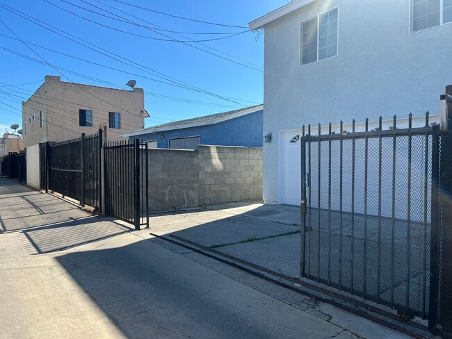 Building Photo - Spacious 2 Bedroom + Bonus Room, Back House w/ Garage & Gated Entry