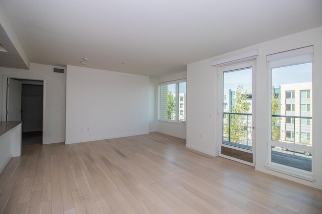 Building Photo - Luxurious 2BD/2BTH w/ Parking and Amazing ...