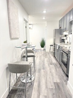 Building Photo - 585 Essex St