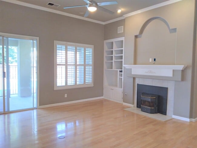 Building Photo - 553 W Fallbrook Ave