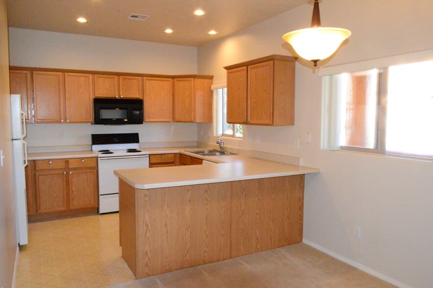 Kitchen - 724 Hardy Way