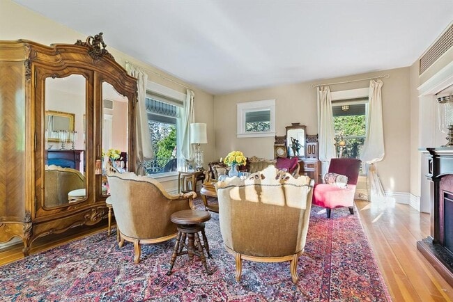 Building Photo - Historic Queen-Anne Style Home