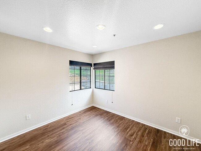 Building Photo - Beautiful 4B/2.5BA House in Vista w/ Attac...
