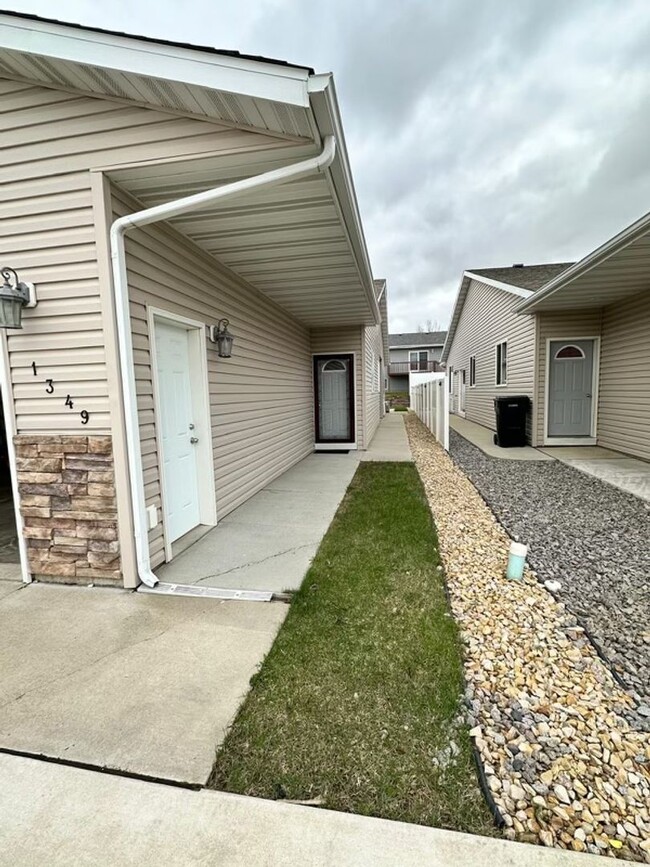 Building Photo - Lovely Townhouse in Great Location