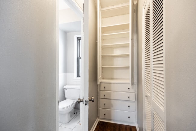 Building Photo - 1140 N La Salle Dr