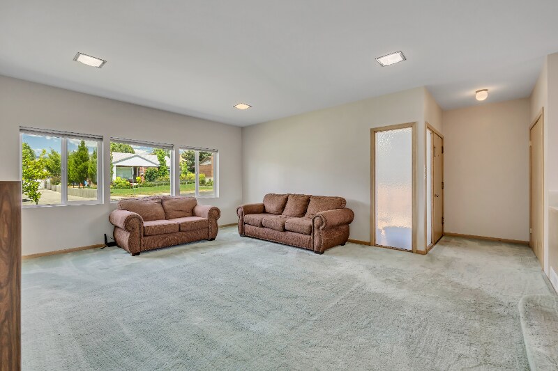 Building Photo - 2670 E Lambourne Ave