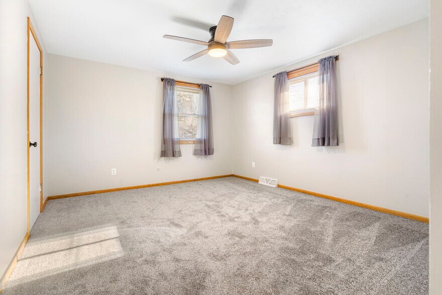 Building Photo - 2601 S Seneca Ave