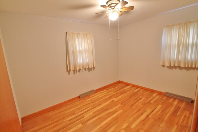 Building Photo - Don't let this pass you by! 3BR, att gar, ...