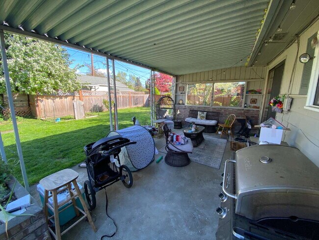 Building Photo - Massive Fenced Yard, Spacious 3BR Near Hospital, Shopping & Waterfront in Prime Bellingham Location