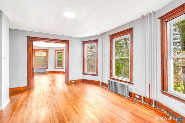 Building Photo - 114 Buckingham St