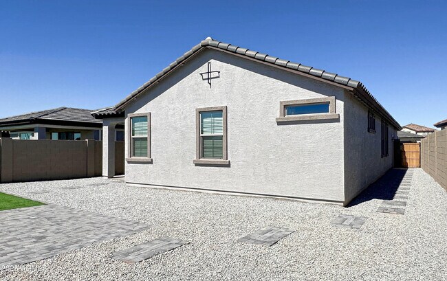 Building Photo - 1005 W Finch Dr