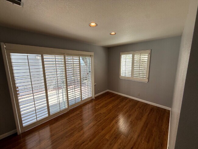 Building Photo - Beautiful 3 Bed/2.5 Bath Townhome