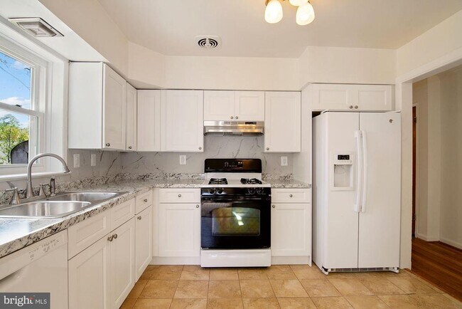 Building Photo - 6807 Dean Dr