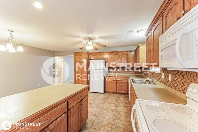 Building Photo - 1020 Carlisle Dr, Raymore, MO 64083