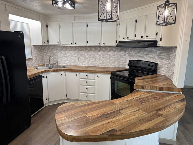 Building Photo - Renovated 3BR Home in Kingsport | Large Kitchen, W/D Included & Deck