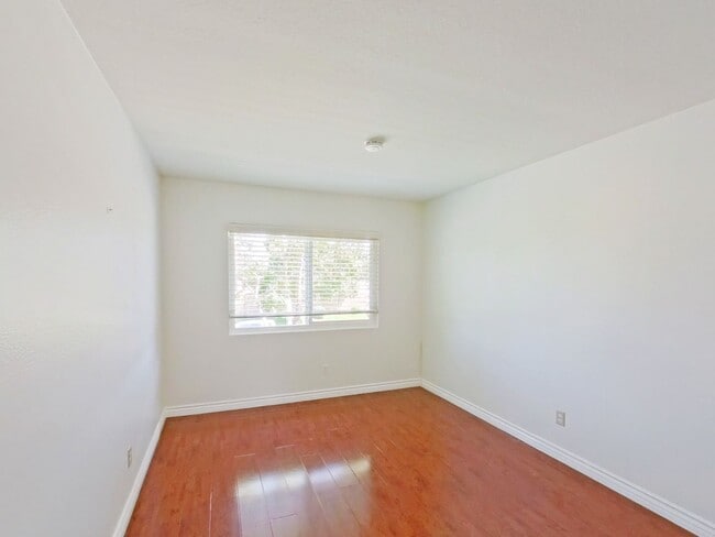 Building Photo - Lakeview Townhouse - 2 Bed / 1 ½ Bath