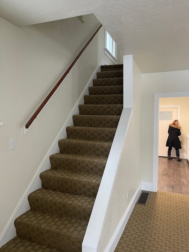 Building Photo - Completely Remodeled 3 Bedroom House