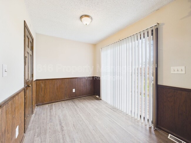 Building Photo - 3929 S Carriage Ln